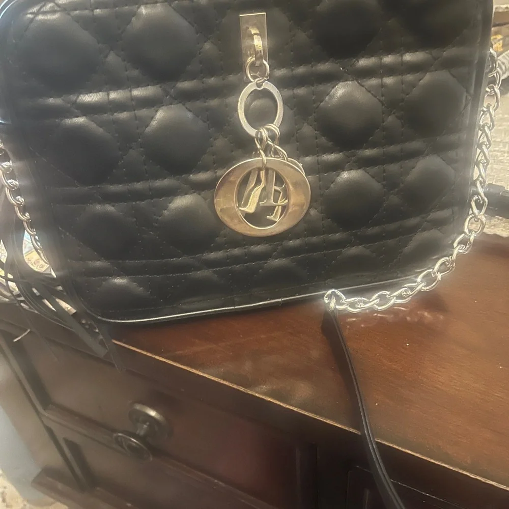 Black Quilted Chain cross Bag - Picture 2 of 5